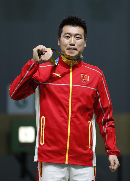关于玻利维亚选手勇夺铜牌立于领奖台的信息