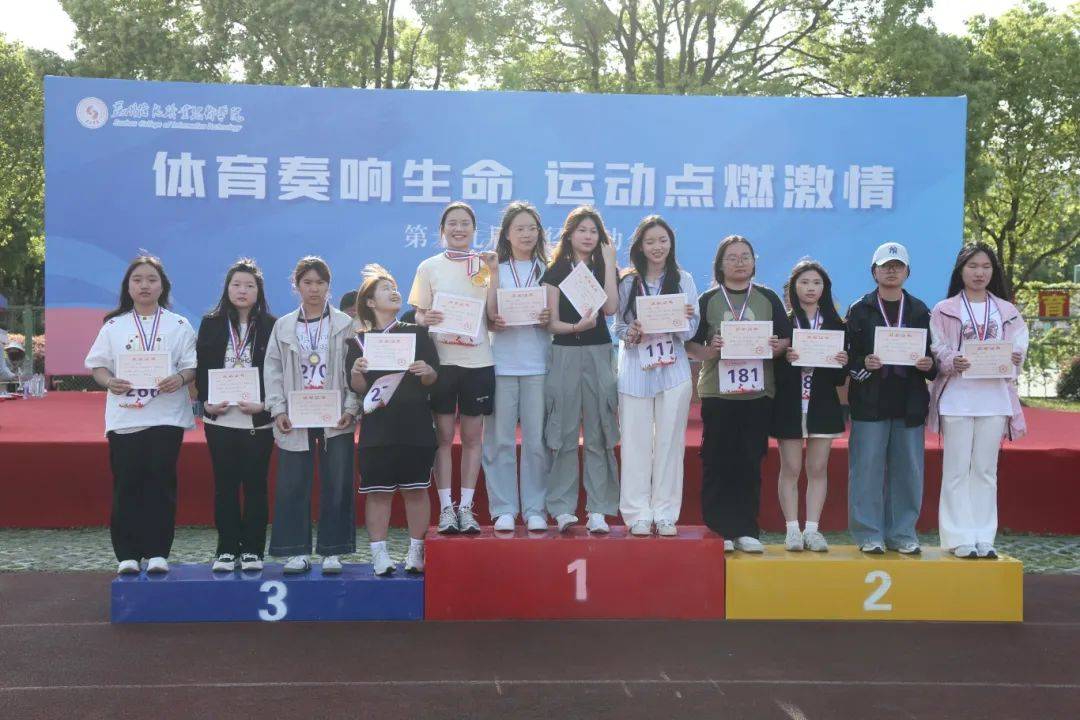 运动员在赛场上奏响胜利之歌